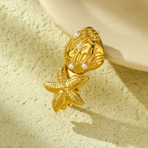 Detailansicht einer goldenen Muschel und Seestern Haarspange mit eleganten kleinen Perlen