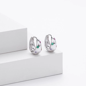 Gros plan de boucles d'oreilles C en argent 925 avec des pierres de zircon colorées