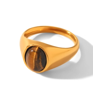 Makroaufnahme von breitem goldenem Edelstahlring mit ovalem braunem Tigerauge-Stein