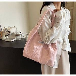 Rosa plissierte Einkaufstasche mit Kiss Yourself Etikett im schicken Café-Stil