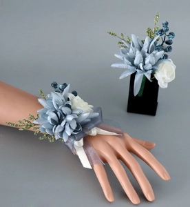 Détail de l'ensemble de corsage de poignet et boutonnière bleu Morandi pour mariage