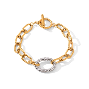 Vista dettagliata del bracciale bicolore con maglie dorate e chiusura a T in argento intrecciato