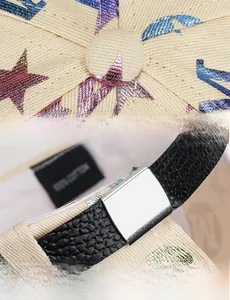 Détail du bonnet docker en coton avec étoiles dorées et sangle de réglage en cuir au dos