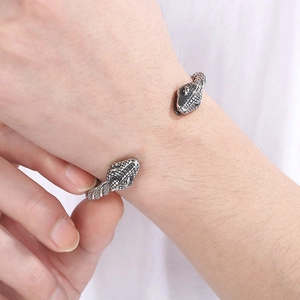 Bracelet jonc tressé en acier inoxydable vintage avec têtes d'animaux et texture écaillée