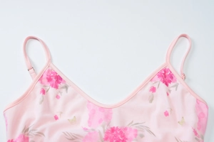 Dettaglio del tessuto mesh rosa a fiori con scollo a V e spalline regolabili