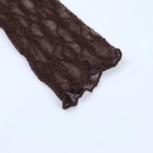Gros plan sur la texture en dentelle ajourée et les détails de la manche marron
