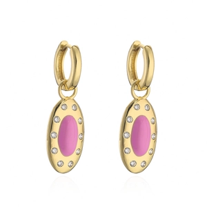 Dettaglio macro di orecchini ovali placcati oro 18K con smalto rosa e accenti in zircone