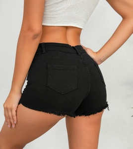 Vista posteriore di pantaloncini di jeans neri aderenti con orlo a frange e tasche classiche