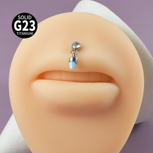 Détail du piercing labret en titane G23 avec pendentif opale sur modèle en silicone