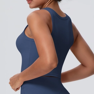 Nahaufnahme des marineblauen Yoga-Tops mit breiten Trägern und dehnbarem Stoff