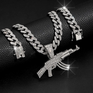 Ensemble collier pendentif AK47 argenté avec chaîne cubaine et gourmette sur cuir noir élégant