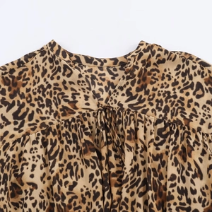 Abito chic con stampa leopardata caratterizzato da scollo a V e lacci regolabili