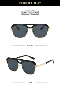 Détail de lunettes aviateur avec monture noire, double pont doré et branches texturées