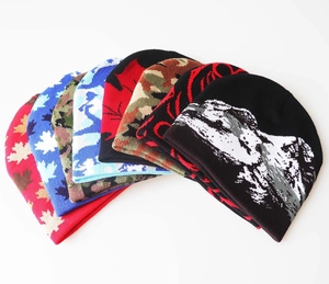 Set aus Strickmützen mit verschiedenen Jacquardmustern wie Camouflage und Ahornblättern