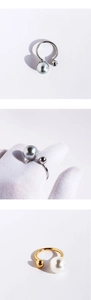 Detailed comparison of silver ring with grey pearl and gold ring with white pearl