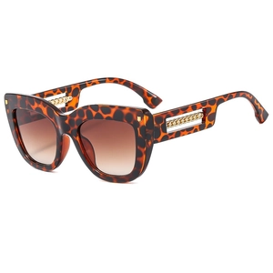 Fashionable square leopard sunglasses with gradient brown lenses and gold chain arms
