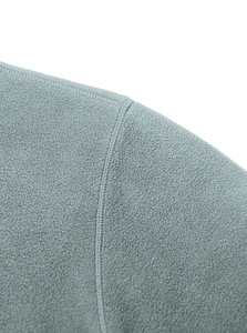 Dettaglio del tessuto in pile grigio-blu che mostra la trama fine e le cuciture rinforzate