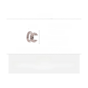 Détail de manchette d'oreille double couche en zircon avec finition argentée martelée