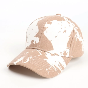Détail d'une casquette de baseball en coton tie-dye kaki avec motif de carte du monde