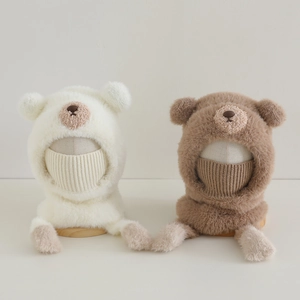 Détail de la cagoule en peluche avec oreilles d'ours et masque tricoté en beige et marron