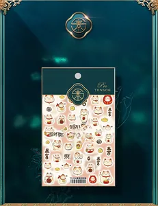 Détails d'autocollants 3D pour ongles Maneki-neko aux motifs festifs rouge, blanc et or