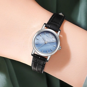 Elegante Damenuhr mit blauem Perlmuttzifferblatt und schwarzem Lederarmband