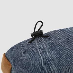 Nahaufnahme der Denim Docker-Mütze mit verstellbarem Kordelzug und Knebel für Kinder
