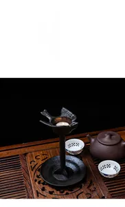 Detalle de portavelas vintage de pájaro en hierro fundido con estilo zen rústico