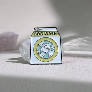 Broche émaillée machine à laver avec fantômes et texte Boo Wash sur sable blanc