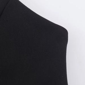 Detaillierte Makroansicht der schwarzen Twill-Stoffstruktur und Webfasern des Kleides