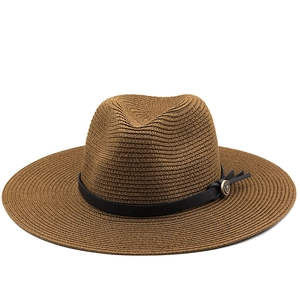 Brauner Strohhut im Cowboy-Stil mit breiter Krempe und Lederband mit Vintage-Emblem