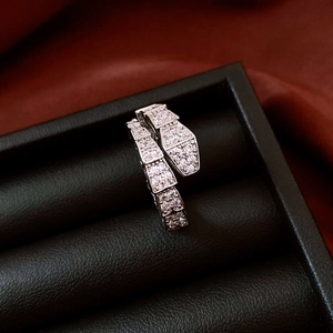 Vue détaillée de la bague serpent en argent avec pavage de zircones sur cuir noir