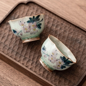 Tasses à thé en céramique peintes à la main avec glaçure craquelée et motif magnolia