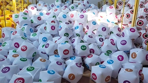 Σωρός από λευκά φουσκωτά ζάρια PVC με πολύχρωμους αριθμούς για παιχνίδια πάρτι και δράση
