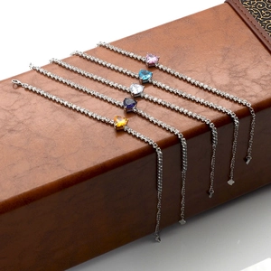 Détail de bracelets tennis avec pierres précieuses en cœur sur un écrin à bijoux