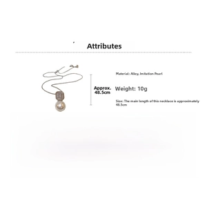 Détail du collier en alliage argenté de 48,5cm avec pendentif zircon et perle