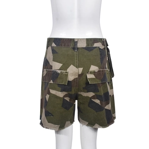 Détail du short camouflage avec ourlets effilochés et poches arrière à rabat