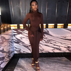 Robe longue moulante marron foncé avec ceinture à la taille et col montant élégant