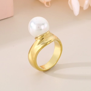 Dettaglio anello minimalista placcato oro 18K con una grande perla bianca rotonda