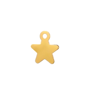 Vue macro d'un pendentif étoile doré poli avec anneau pour création de bijoux DIY