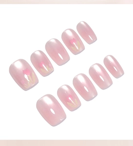 Détails de faux ongles œil de chat rose poudré avec motifs délicats de tulipes