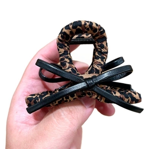 Pince à cheveux léopard avec nœud en cuir noir pour une coiffure élégante et chic