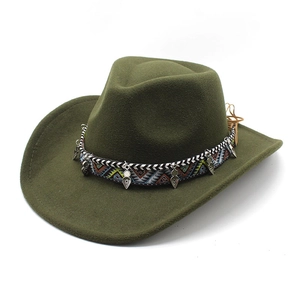 Chapeau de cowboy en laine vert olive foncé avec ornements ethniques et pendentifs