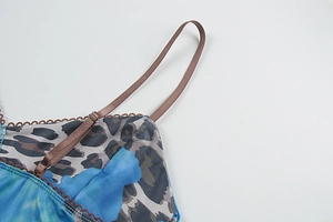 Detail von Kleid mit Leoparden- und Batikprint, Spitzenbesatz und Trägern aus Satin