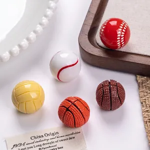 Mini Charmes De Ballons De Sport Sphériques Résine Basketball Football Baseball Tennis Volleyball DIY Pendentifs Accessoires Bijouterie