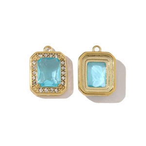 Detailansicht rechteckiger Goldanhänger mit blauem Zirkon und Pavé-Strasssteinen