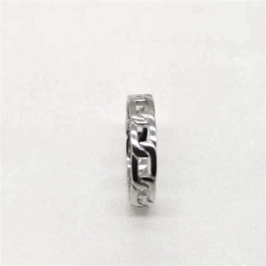 Vue macro d'une bague de pied en argent sterling 925 avec maillons de chaîne sur blanc