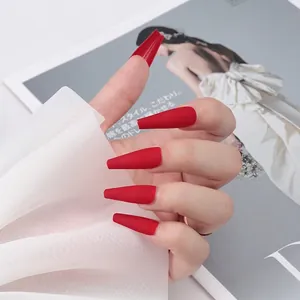 Faux ongles ballerine longs rouge mat avec finition givrée élégante pour femmes