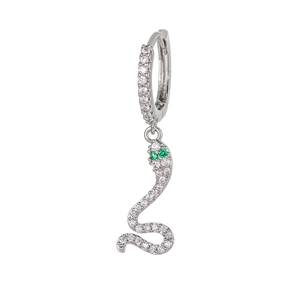 Détail de la boucle d'oreille serpent argentée avec zircons blancs et yeux en gemmes vertes