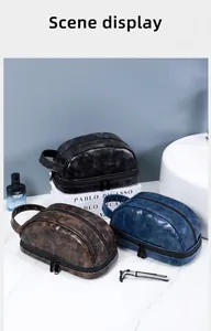 Dettaglio di tre beauty case in ecopelle nei colori nero, blu e marrone in bagno
